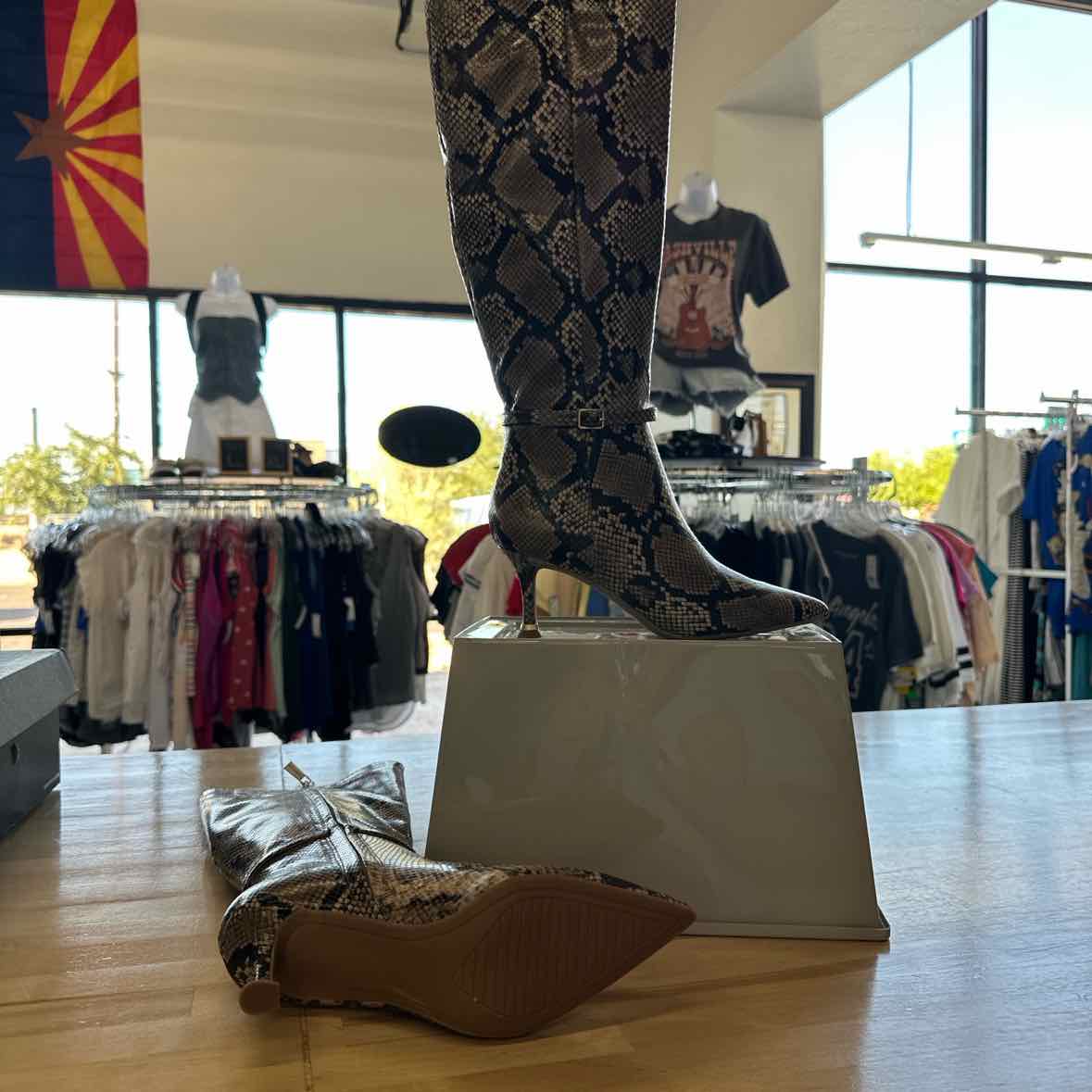 Kenneth Cole Shoe Size 8 Utah Pointed Toe Knee High Boots NWT