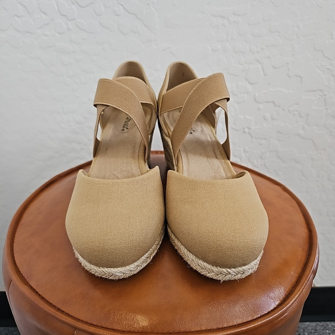 Easy Street Shoe Size 7.5 Tan Heels