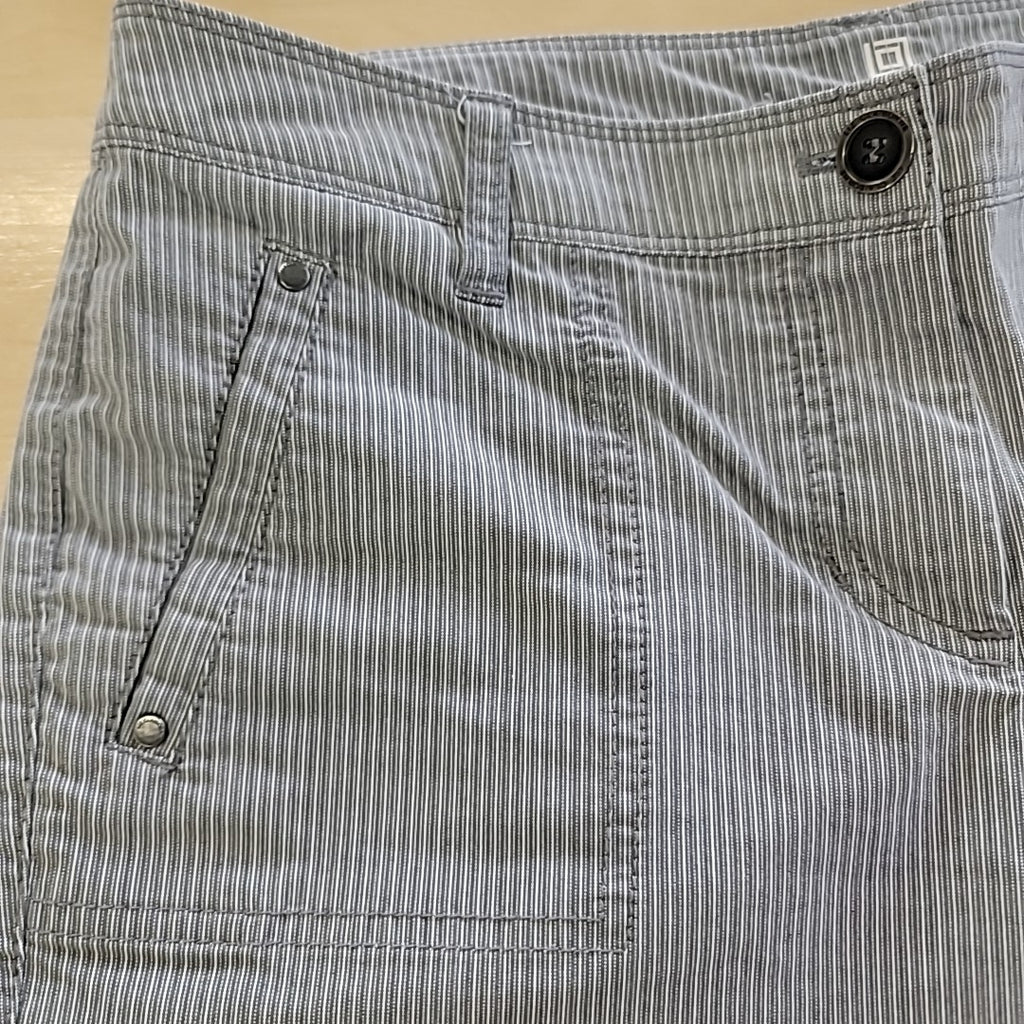 Liz Claiborne Size 10P Gray Capris