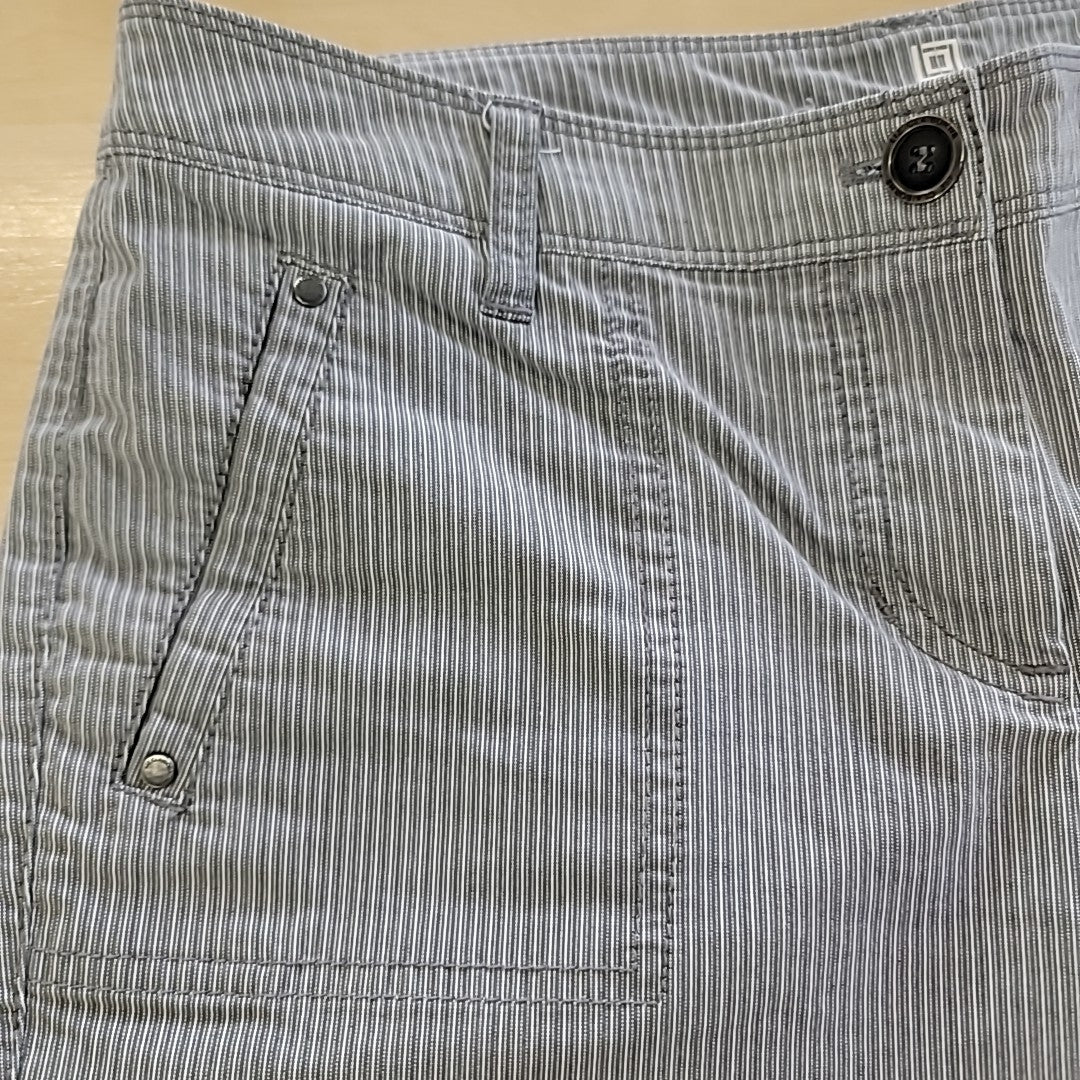 Liz Claiborne Size 10P Gray Capris