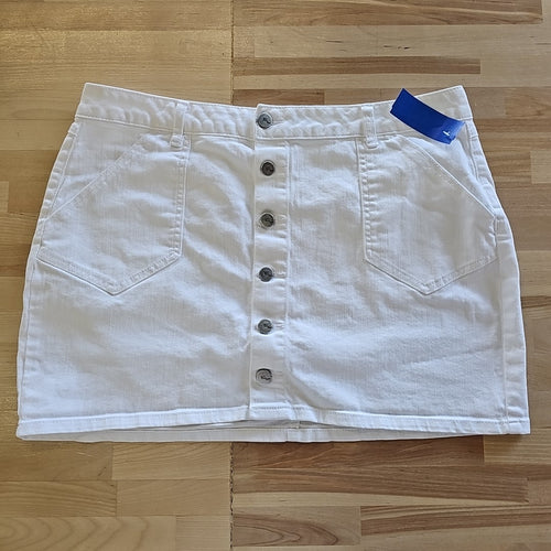 1822 Size 31 White Skirt