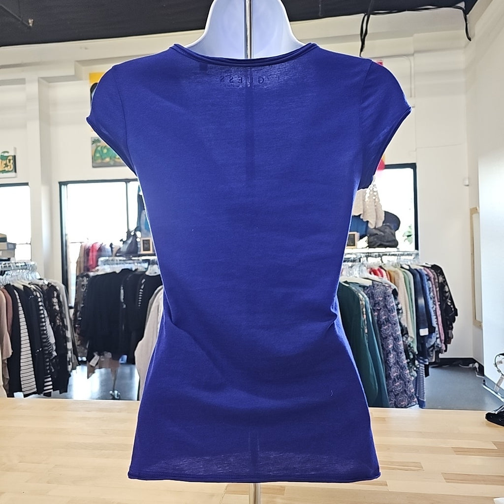 Guess Size XS Purple Preloved T-shirt