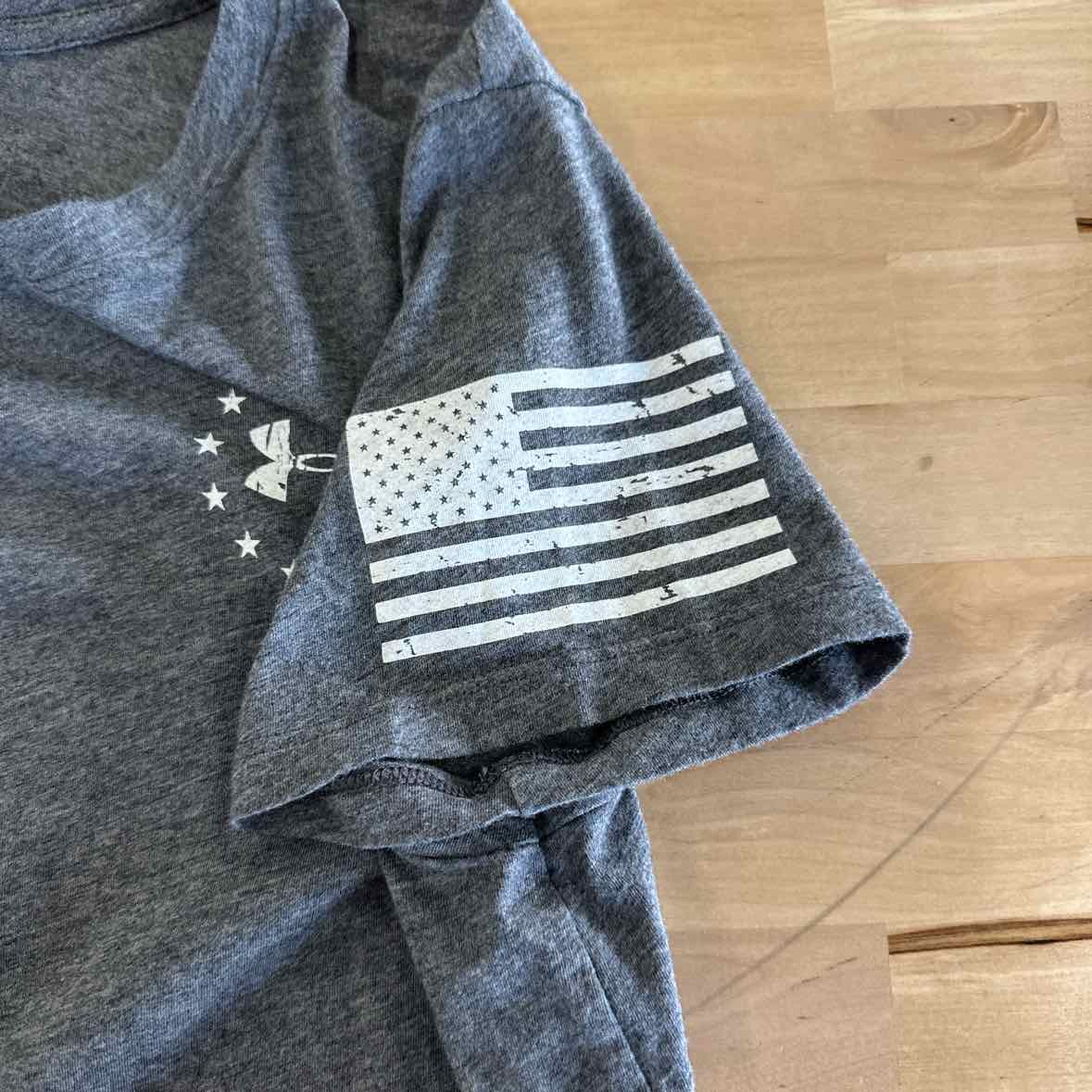 Under Armour Size M Gray T-shirt