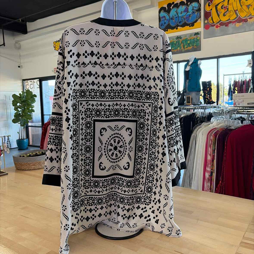 AntiliaFemme Size 2X BLACK & WHITE Used Blouse