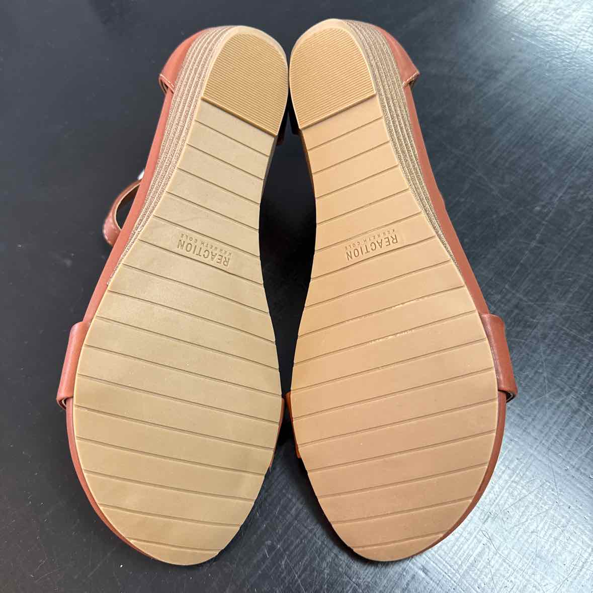Kenneth Cole Reaction Shoe Size 10 Great Viber Sandals - Tan