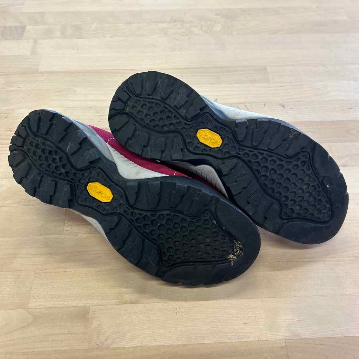 Scarpa Size 7 Pink/Gray Preloved Sneakers