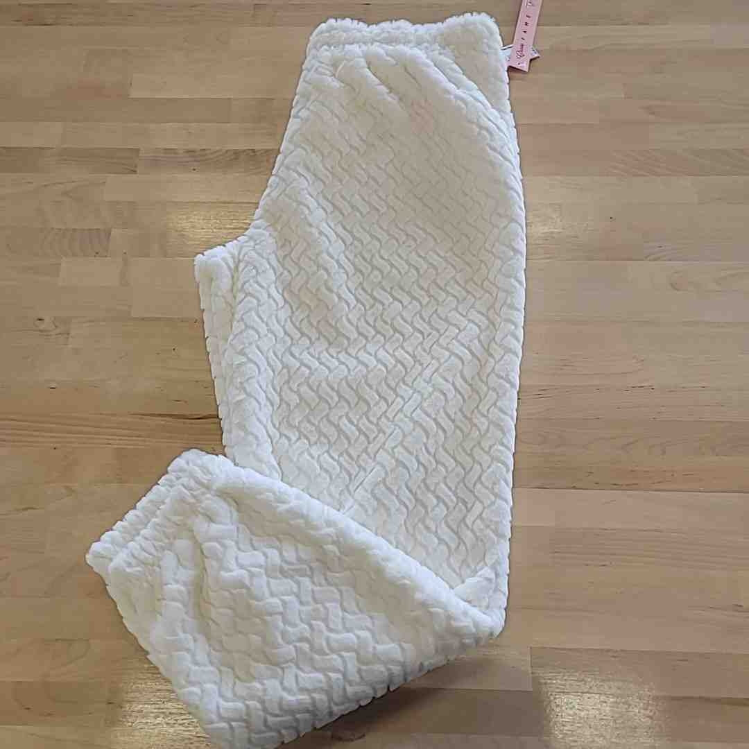 Fame Size XL White fuzzy Lounge Pants NWT