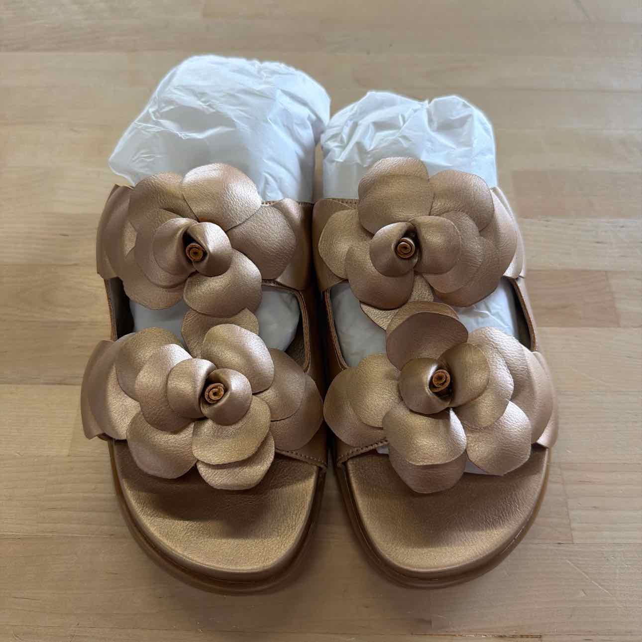 Isaac Mizrahi Size 10 Gold New Sandals