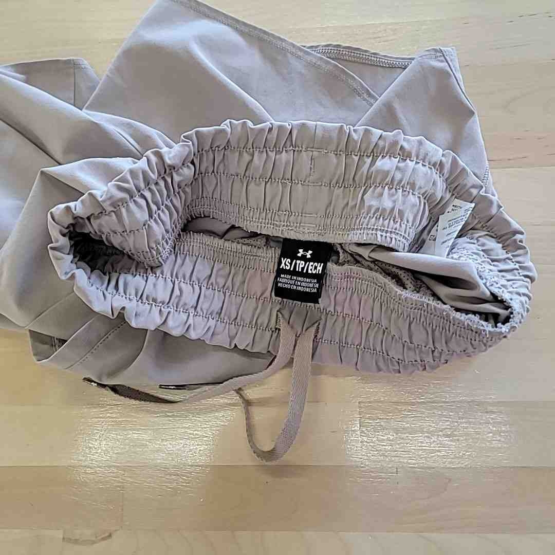 Under Armour Size XS Tan Shorts