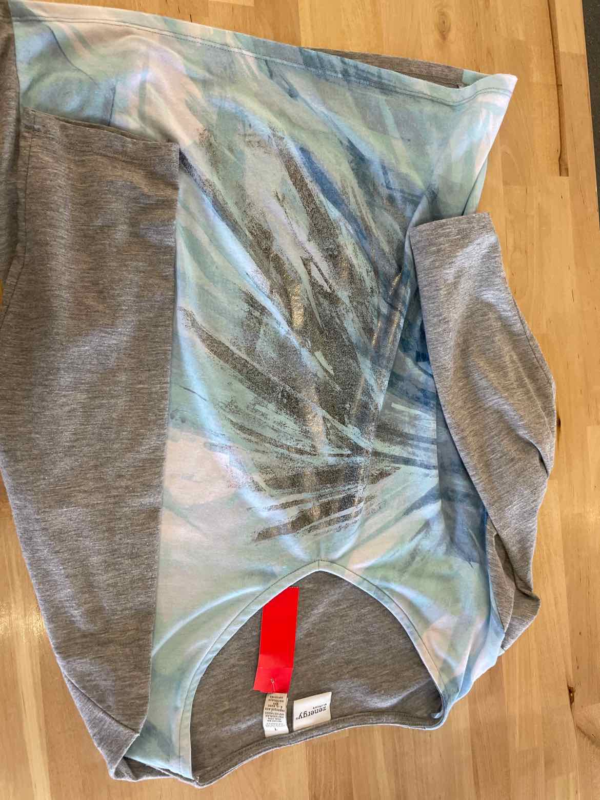 Chico's Size 1 Gray T-shirt