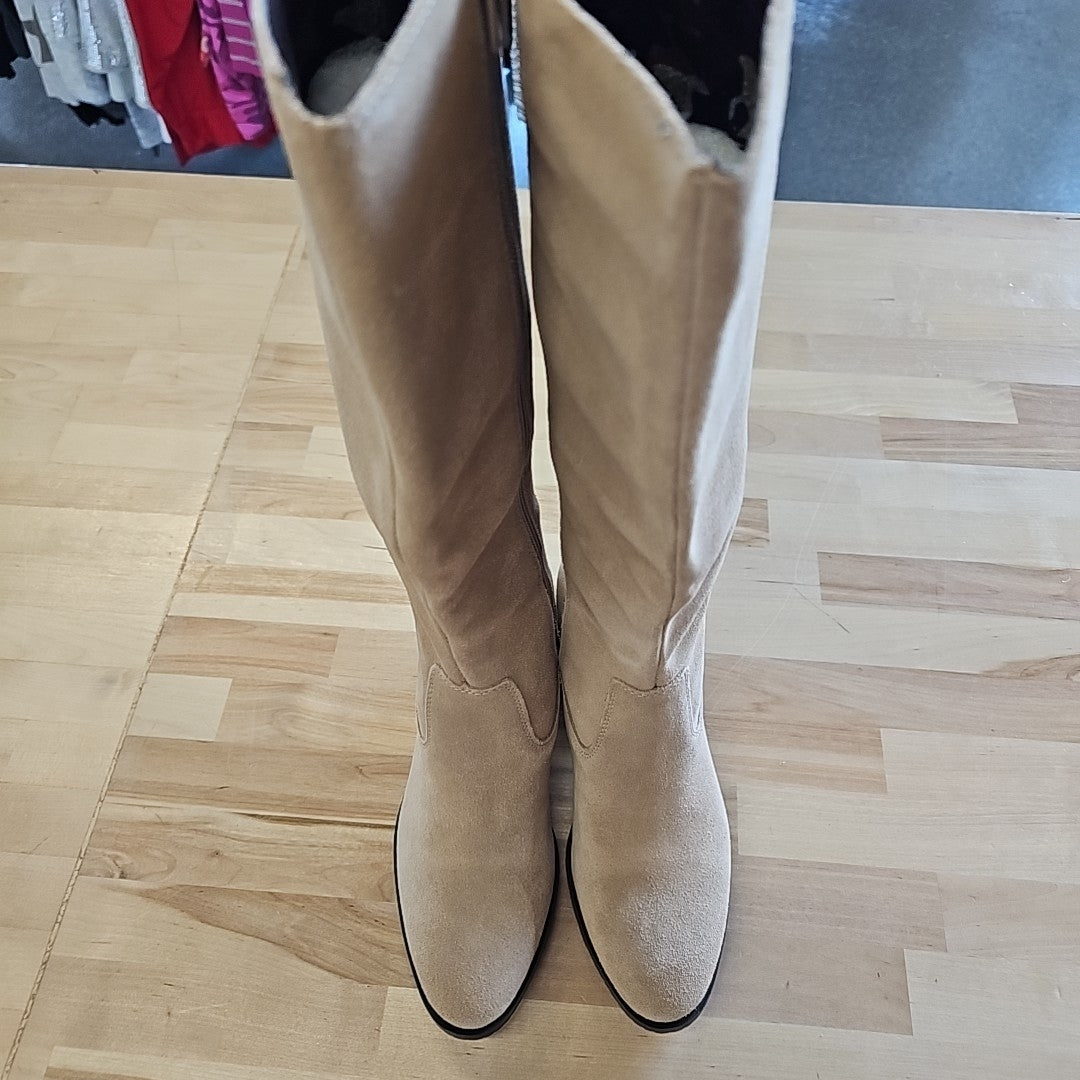 White Mountain Size 6 Tan Boots