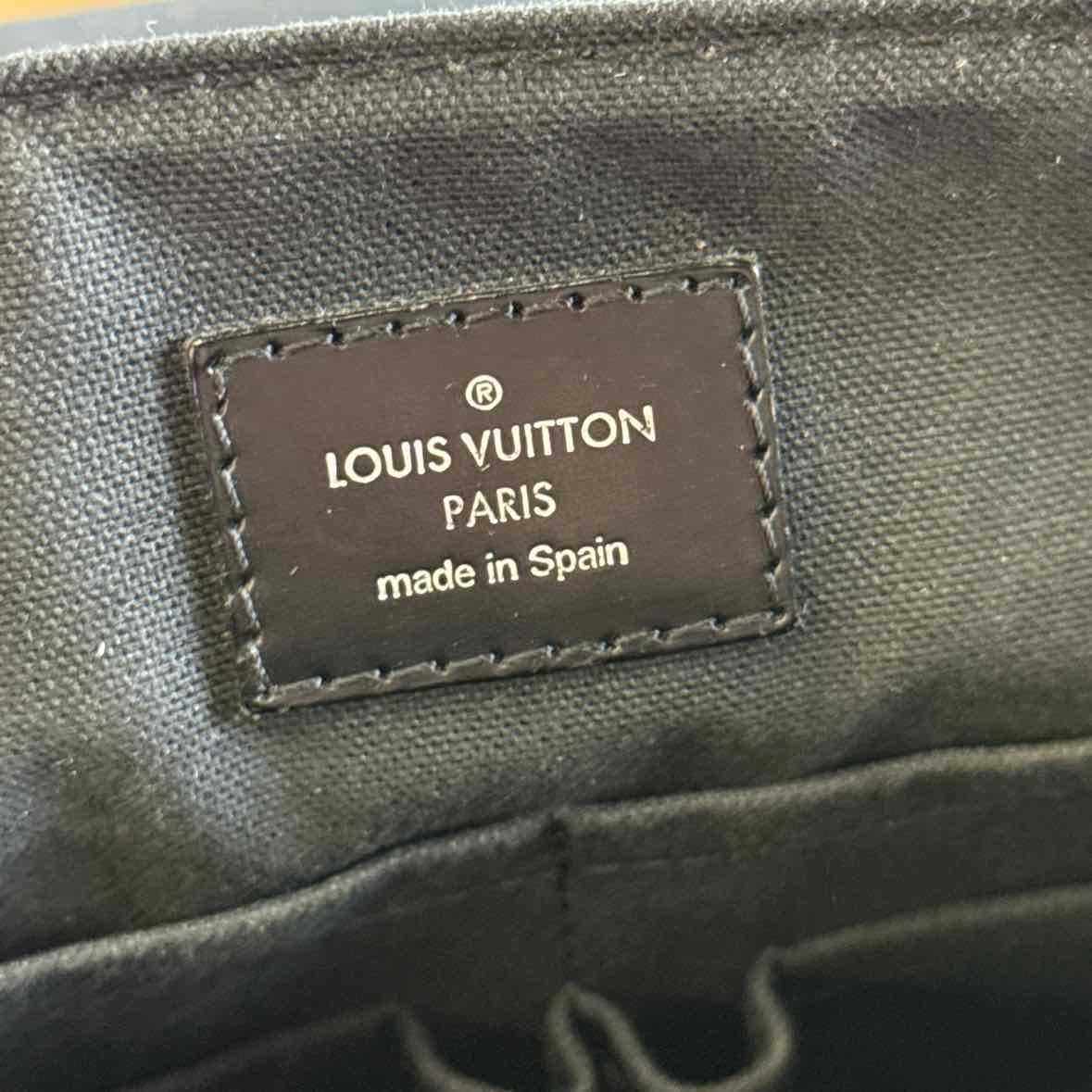 Louis Vuitton Damier District Black & Gray Messenger Handbag