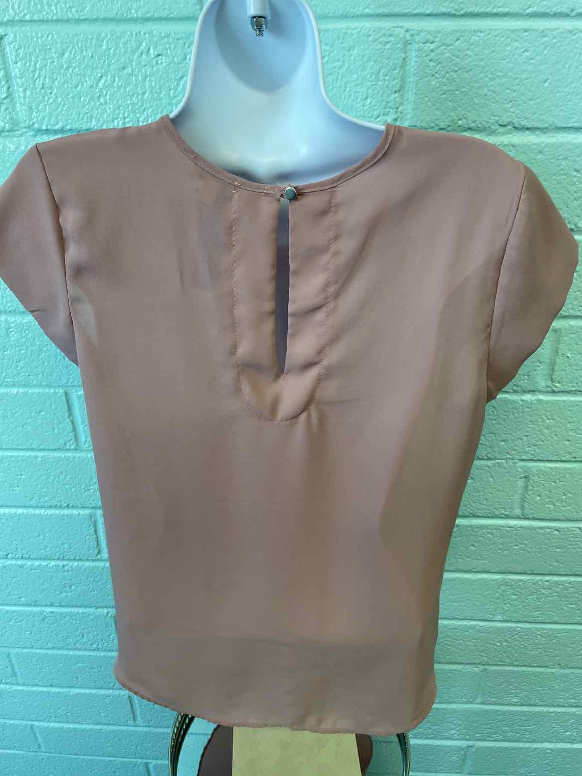 lily white Size M Pink Blouse