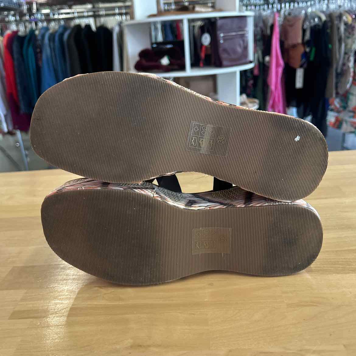 CafeNoir Size 7.5 (38) Brown Preloved Sandals