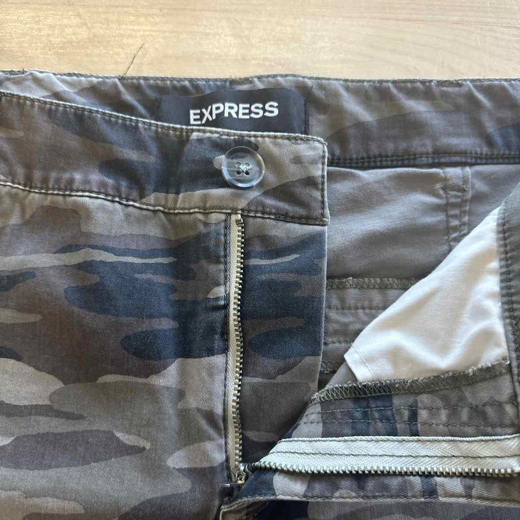 Express Size 6 Camo Shorts