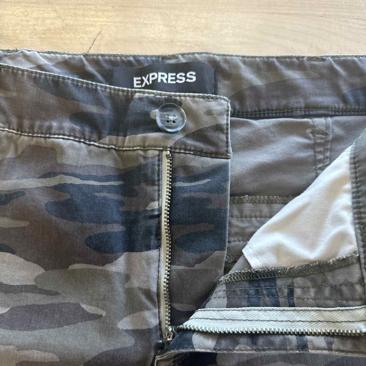 Express Size 6 Camo Shorts