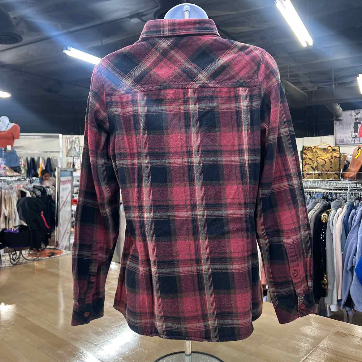 Legendary Whitetails Size M Red Preloved Flannel