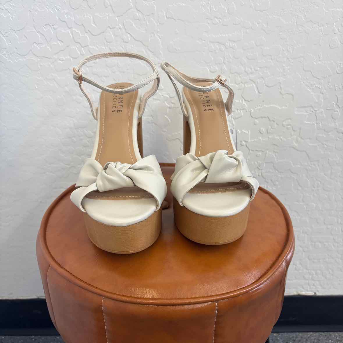 Journee Collection Shoe Size 10 Beige Heels