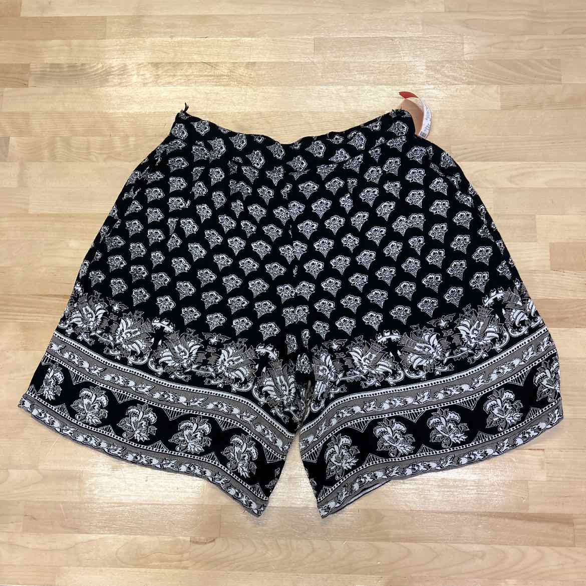 Angie Size M Black Preloved Shorts