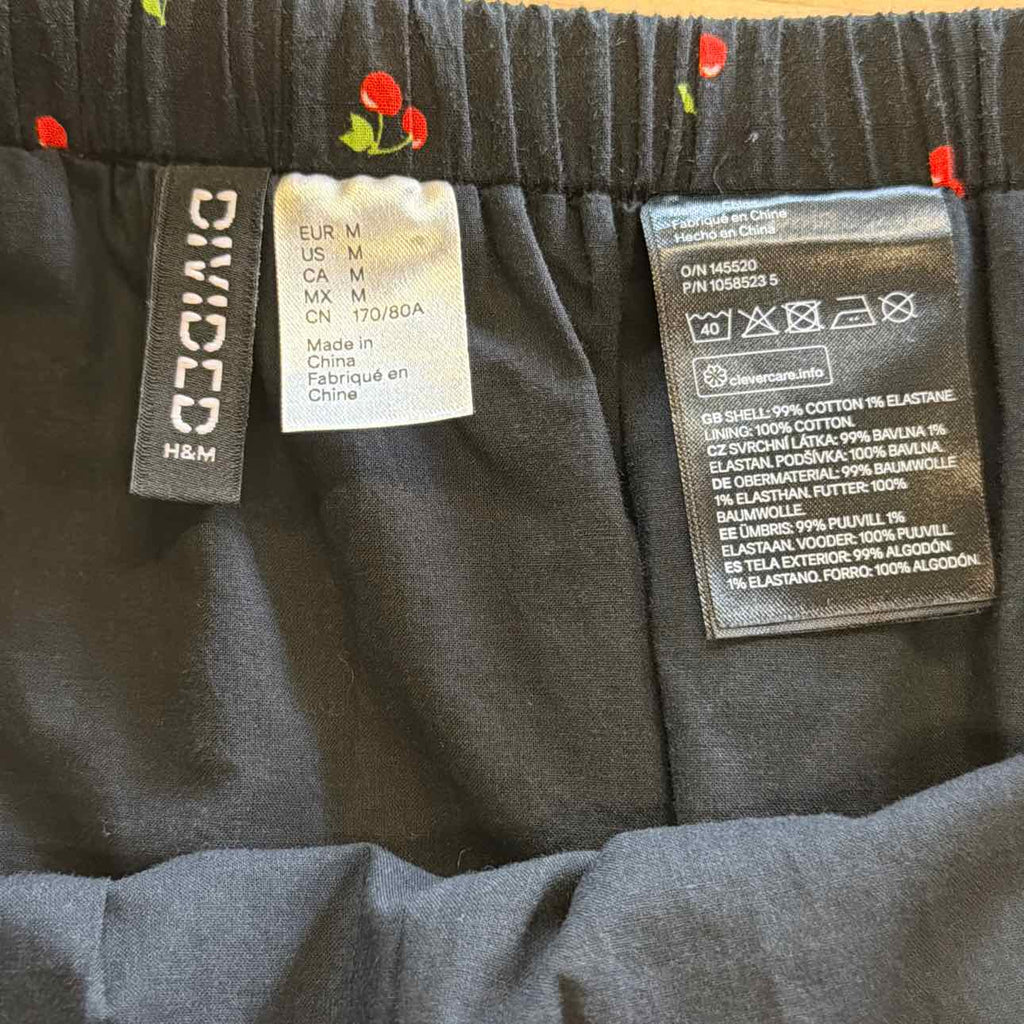 Divided Size M Black Preloved Skirt