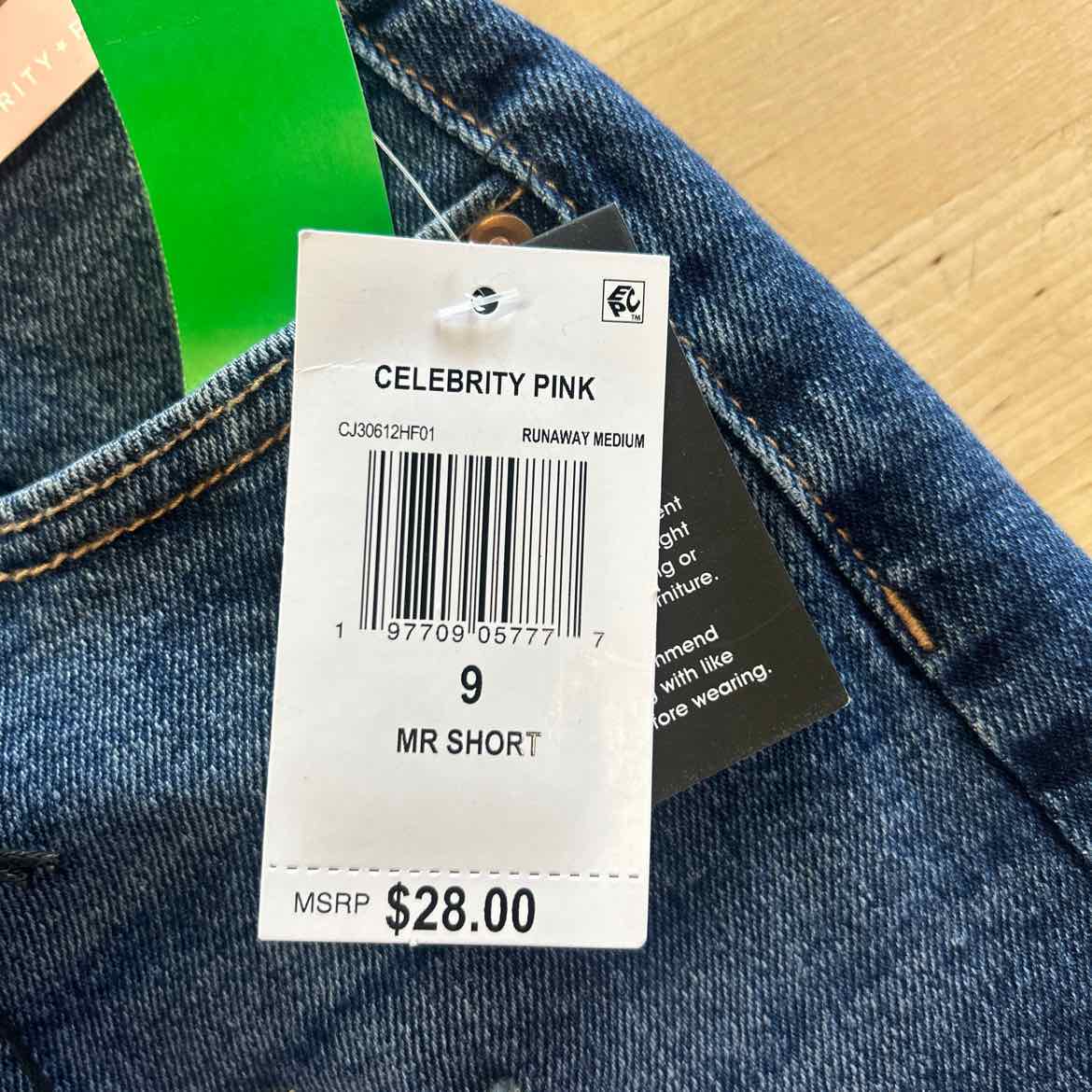 Juniors Celebrity Pink 3in. Mid Rise Fray Roll Cuff Hem Shorts - 9